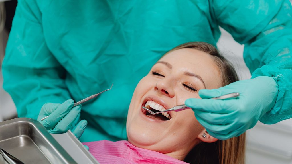 Tooth Replacement Options Compared: Implants vs Bridges vs Dentures_image